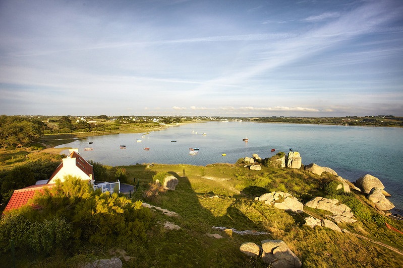 baie du kernic à plouescat au soleil couchant