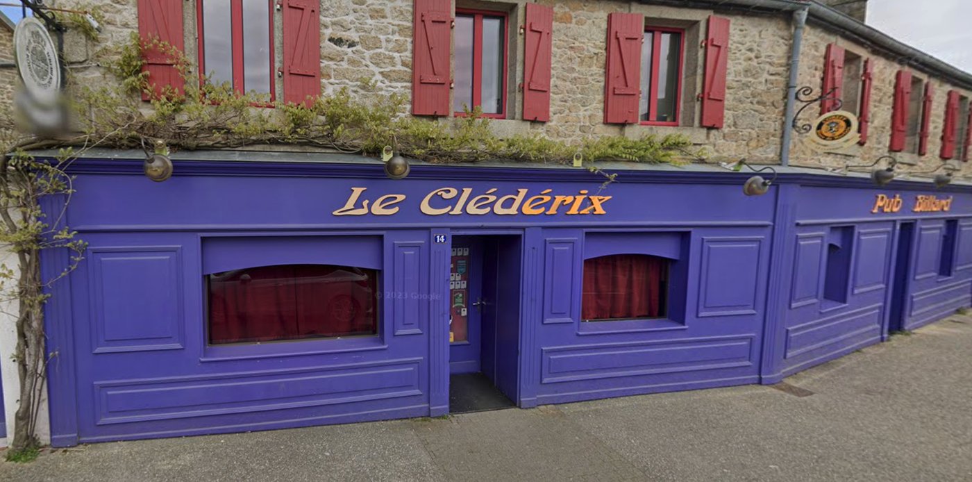 Façade violette du pub Le Clédérix, 14 rue de Kermargar à Cléder