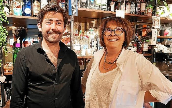 Le patron et la patronne du Clédérix derrière le bar