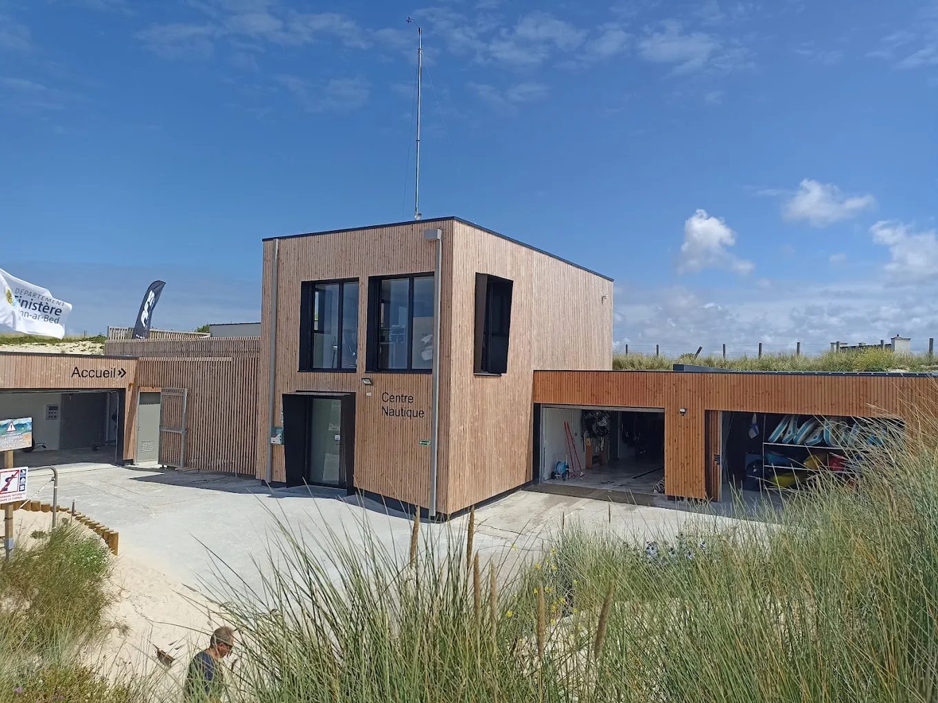 Bâtiment en bois du Centre Nautique de Cléder, plage des Amiets