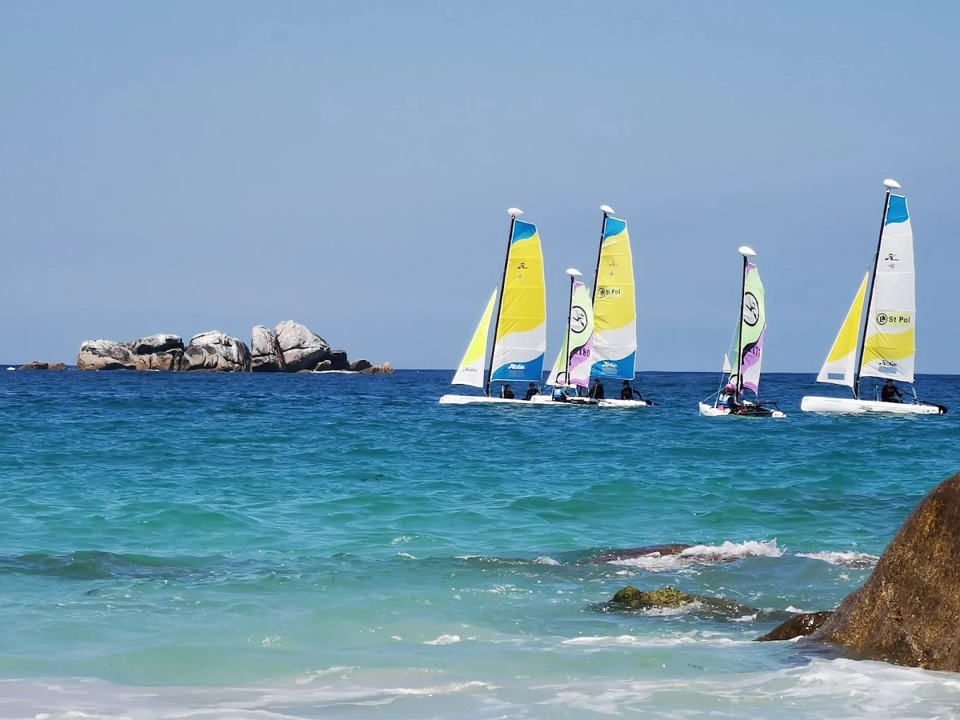 Catamarans du Club Nautique Clédérois naviguant au large des Amiets
