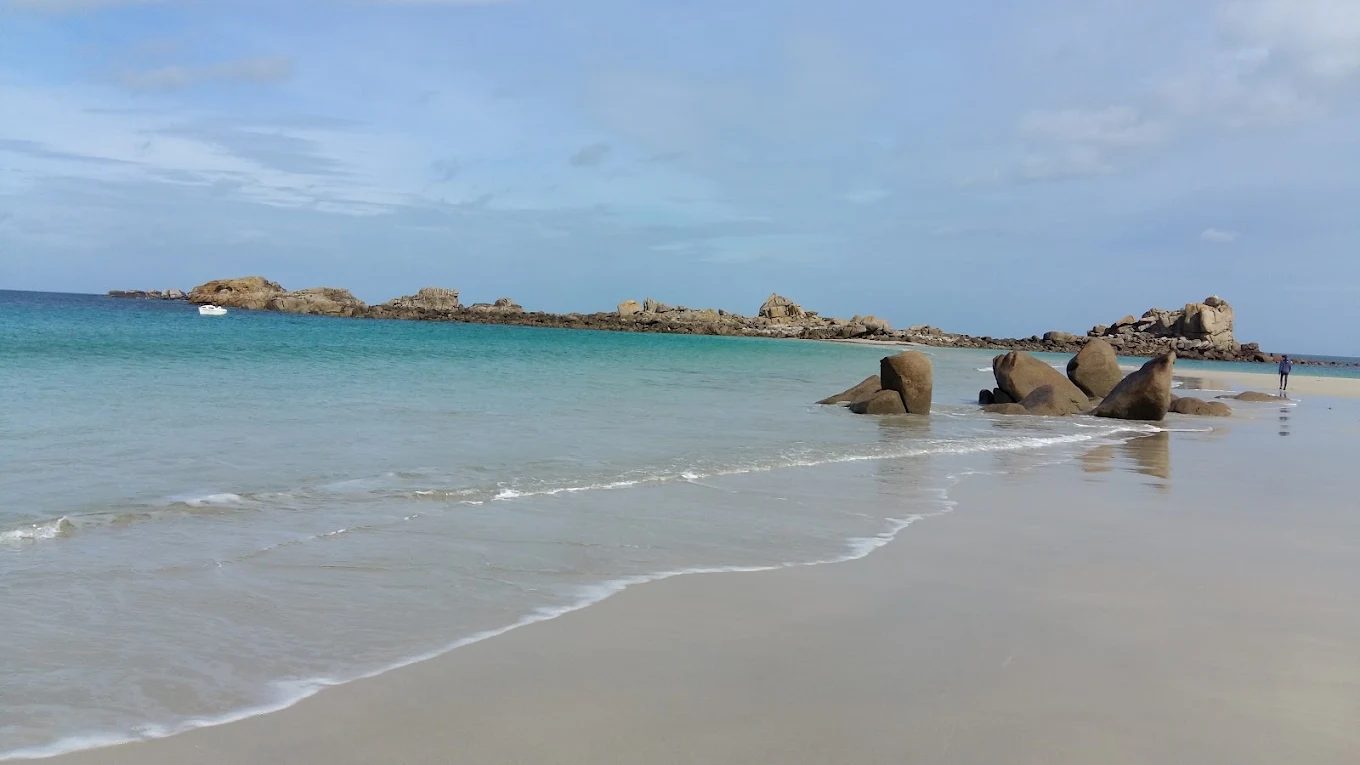 Vue sur la plage de sable et les rochers de Groac'h Zu a Cleder