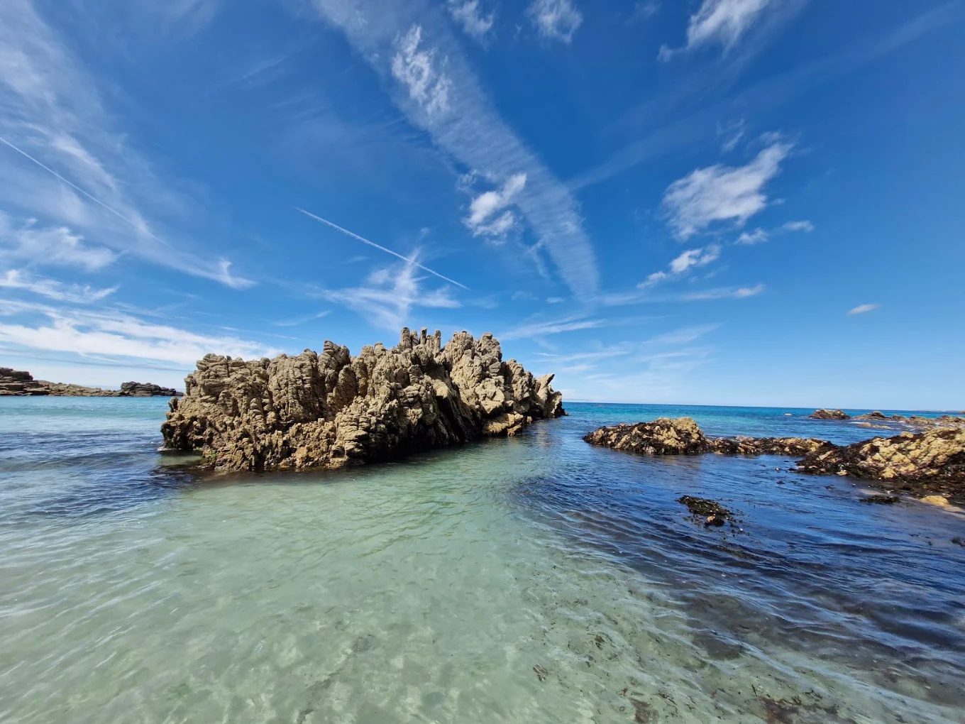 Formation rocheuse de la Sorciere sur la plage de Groac'h Zu a Cleder, eau turquoise a maree basse