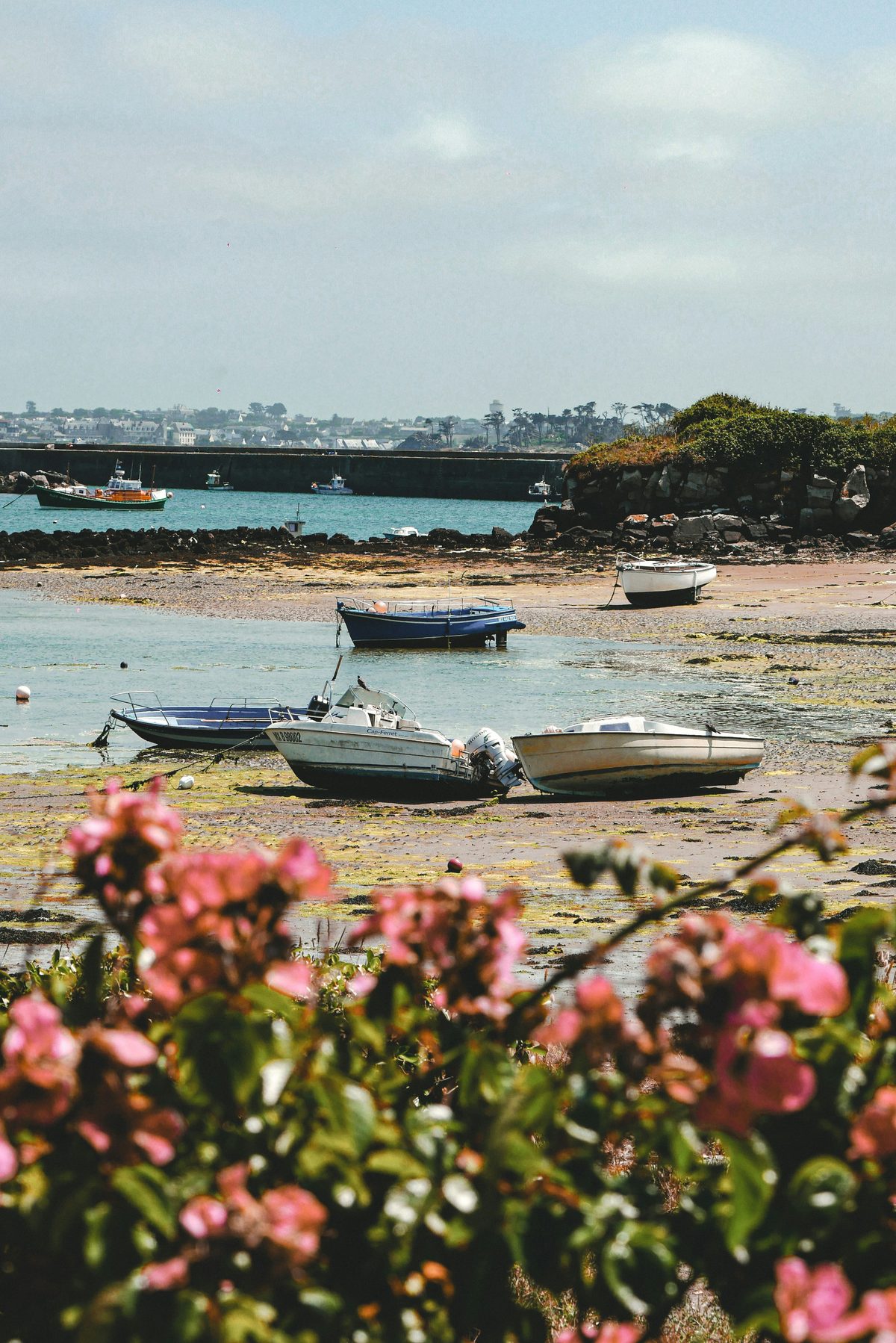 Barques échouées à marée basse, île de Batz