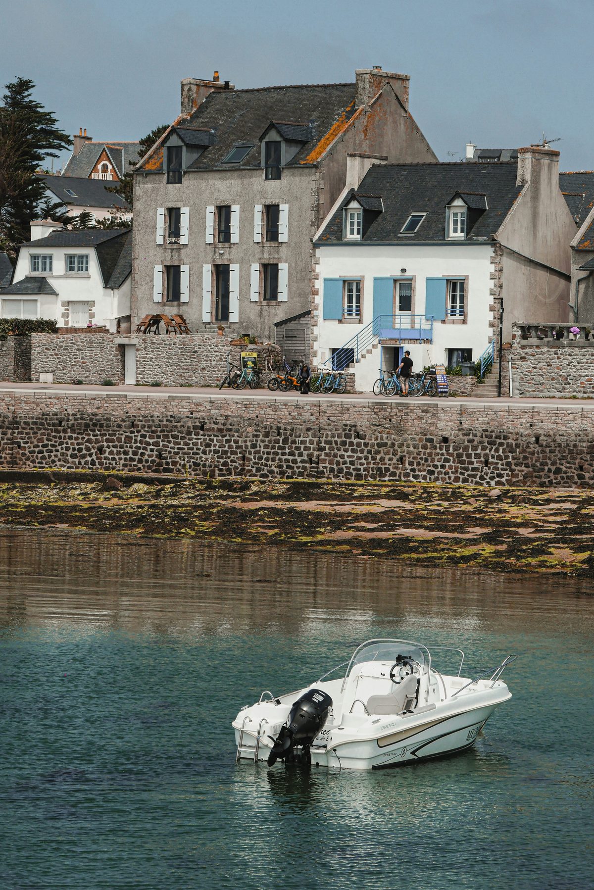 Maisons bretonnes traditionnelles au bord de l'eau, île de Batz