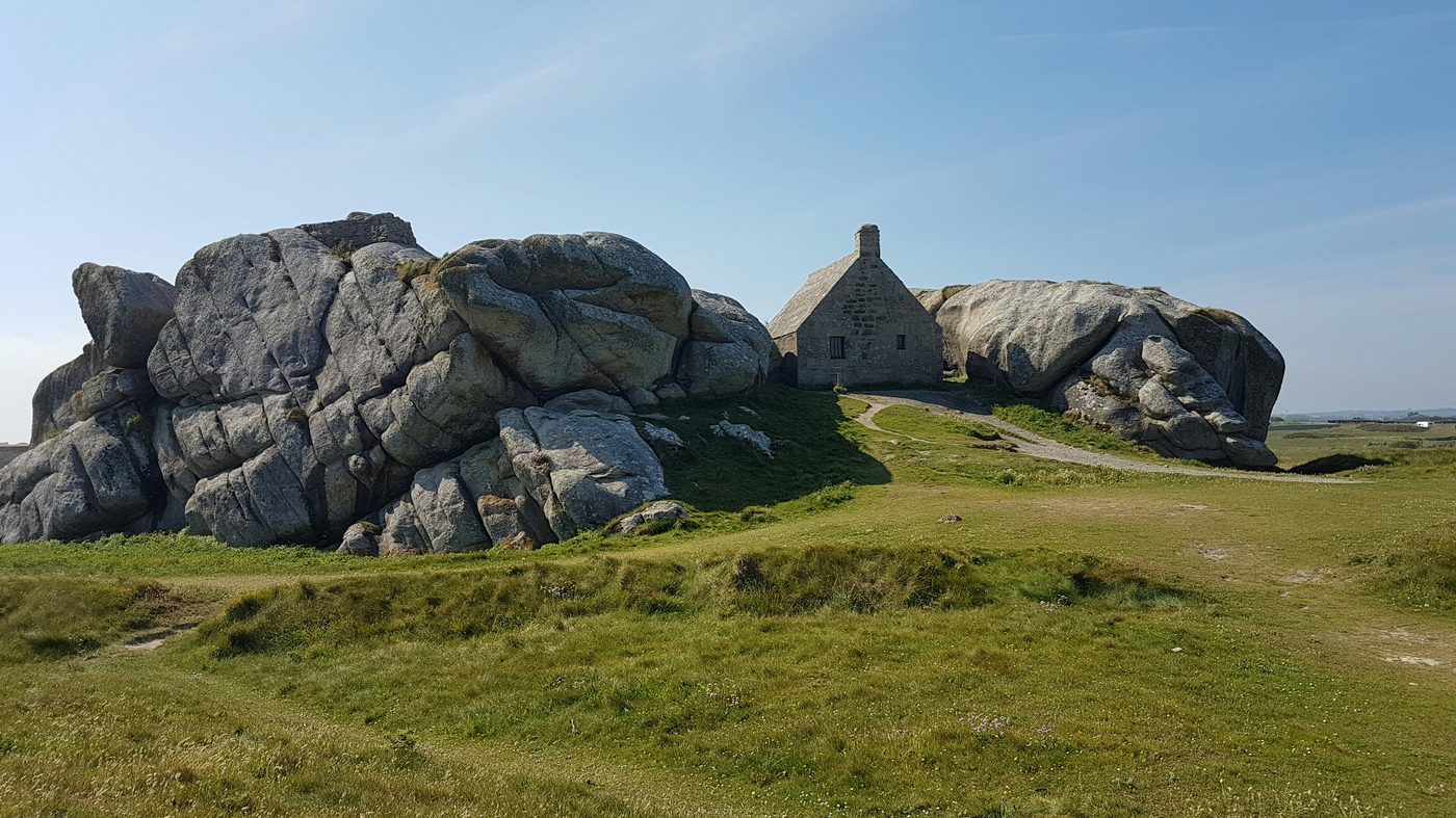 Maison de garde-côte nichée entre les blocs de granit, village de Meneham à Kerlouan